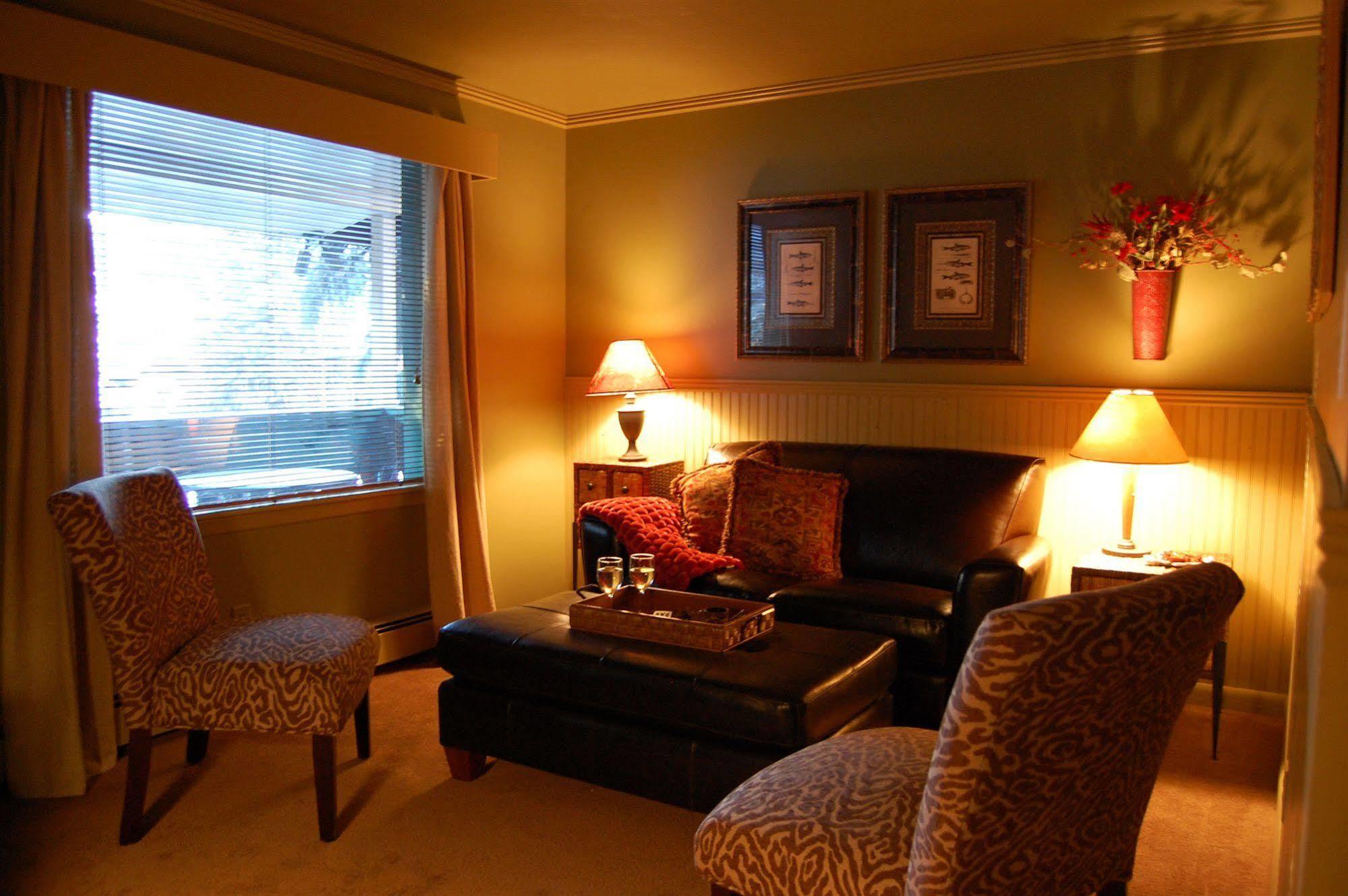 Highland Haven Creekside Inn Evergreen Room photo